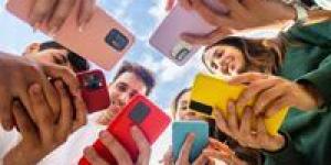 جيل Z.. عقول تُعيد هندسة العالم من خلف الشاشات المضيئة - جريدة آخر الأخبار