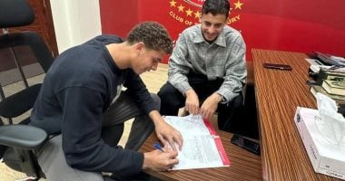 حمزة عبدالكريم يجدد عقده مع الأهلي لموسم قبل الانتقال إلى برشلونة