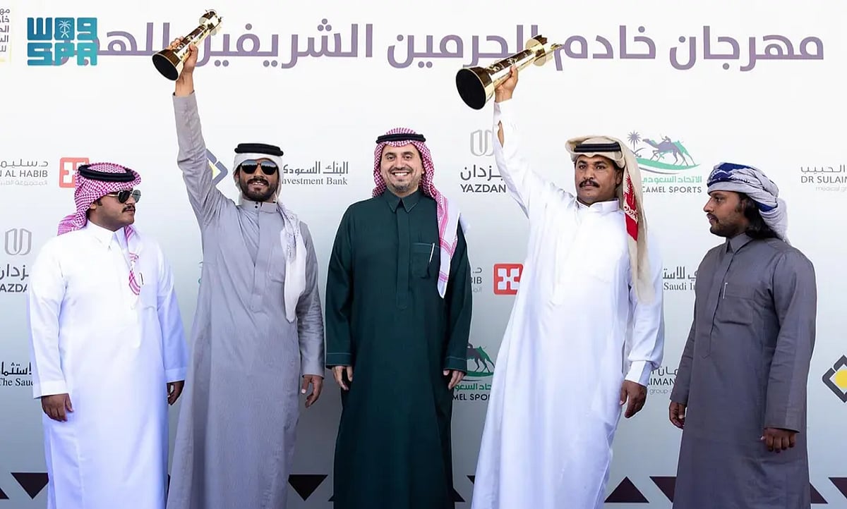 الأمير فهد بن جلوي يكرم الفائزين في فئة الثنايا في مهرجان خادم الحرمين الشريفين للهجن 2026