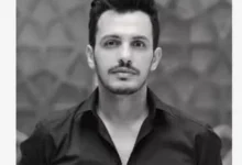 الموزع أحمد إبراهيم يعلن بحزن عميق وفاة والده ويشارك الجمهور مشاعره فيانكساره