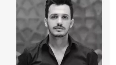 الموزع أحمد إبراهيم يعلن بحزن عميق وفاة والده ويشارك الجمهور مشاعره فيانكساره