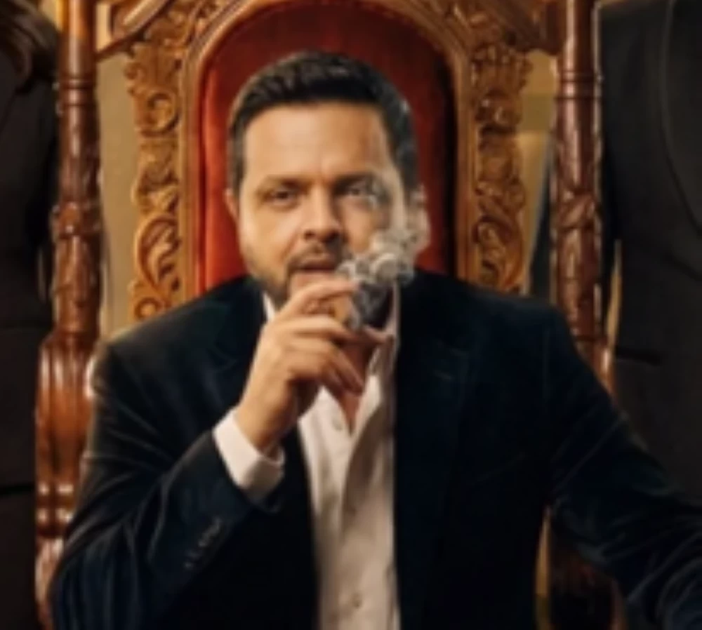 بوستر مسلسل محمد هنيدي الإذاعي الرمضاني الذي يحمل اسم أخطر خطير يثير الجدل بين الجمهور