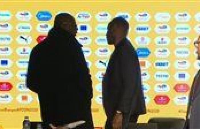 توتر شديد يسود مؤتمرصحفي نهائي كأس أمم أفريقيا يفضي إلى انسحاب مدرب السنغال بعد هجوم لفظي من الصحفيين المغاربة