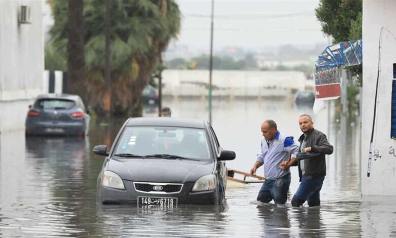 توقف الحركة وتعليق الدروس وسط تسجيل ضحايا وأمطار وسيول غير مسبوقة في تونس