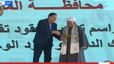 رئيس الوزراء يسلم عقود وحدات الإسكان والتقنين للمستفيدين بمحافظة المنيا