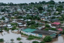 فيضانات موزامبيق تجرف الأمطار الغزيرة وتُجلي الآلاف من منازلهم