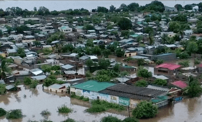 فيضانات موزامبيق تجرف الأمطار الغزيرة وتُجلي الآلاف من منازلهم