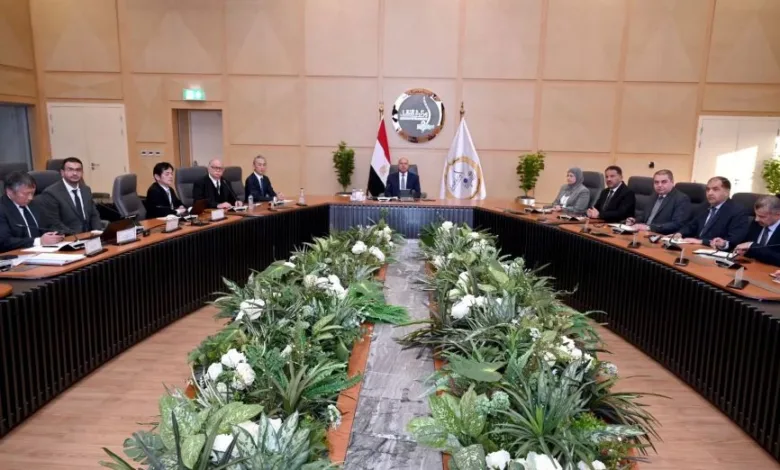 وزير الصناعة يناقش مع شركة تويوتا تسوشو زيادة الاستثمارات في قطاع تصنيع السيارات في مصر