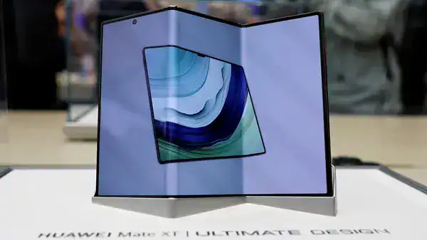 آيفون القابل للطي يعزز المنافسة وينتظر نتائج سباق التصميم بين هواوي وسامسونج