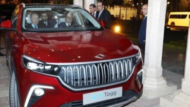 أردوغان يهدئ السيسي سيارة كهربائية ويقود جولة استكشافية معه في إطار تعزيز العلاقات الثنائية