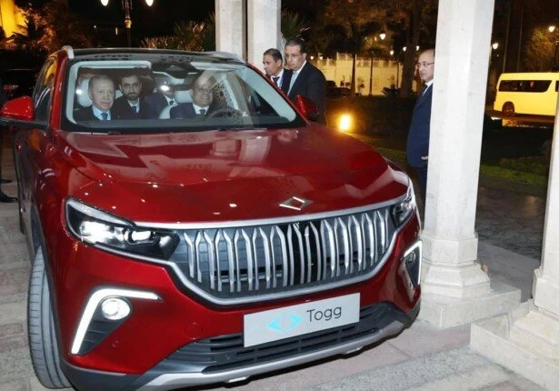 أردوغان يهدئ السيسي سيارة كهربائية ويقود جولة استكشافية معه في إطار تعزيز العلاقات الثنائية