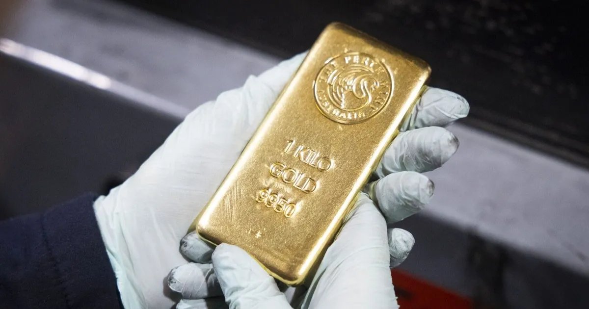 أسعار الذهب تواصل التراجع والفضة تسجل تقلبات حادة