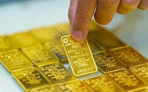 أكبر انخفاض في الأسابيع يعقب توقعات ببوط سعر الذهب بشكل أكبر