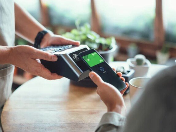 البنك المركزي يطلق خدمة مدفوعات إلكترونية عبر الموبايل باستخدام تطبيقات Soft POS