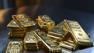 الذهب يتجاوز 4% والفضة تقفز إثر موجة بيع حادة في الأسواق العالمية