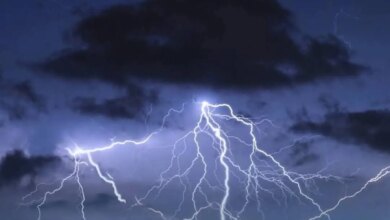 السعودية تعيش أجواءً عاصفة مع هطول أمطار رعدية ورياح شديدة في جازان وعسير وعدد من المناطق الأخرى