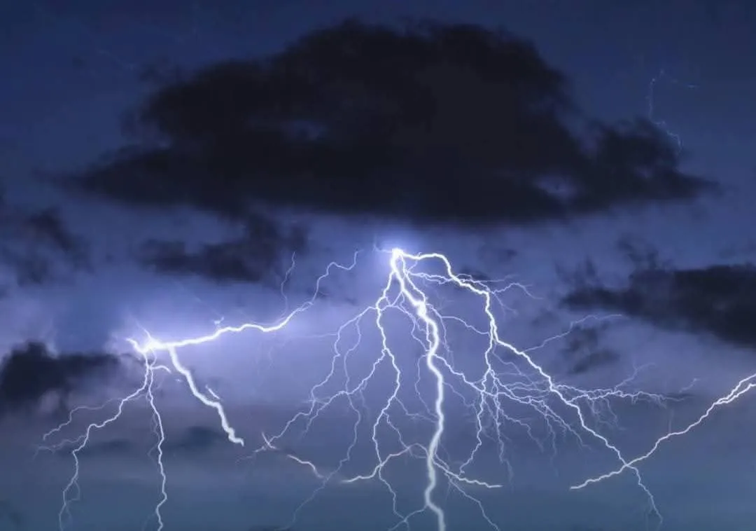 السعودية تعيش أجواءً عاصفة مع هطول أمطار رعدية ورياح شديدة في جازان وعسير وعدد من المناطق الأخرى