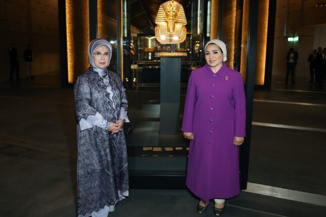 السيدة انتصار السيسي ترافق أمينة أردوغان خلال زيارتها للمتحف المصري الكبير والأهرامات في حدث تاريخي يبرز روابط التعاون الثقافي المصري التركي