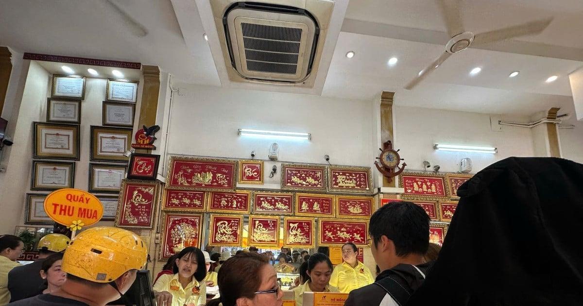 انخفاض قياسي في سعر الذهب وخواتم SJC بمقدار 1.7 مليون دونغ فيتنامي ليصل إلى 178.5 مليون