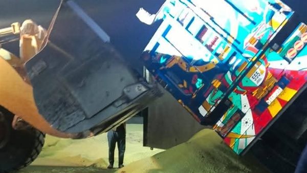 انقلاب سيارة نقل محملة بالكبريت على الطريق الزراعي بالمنوفية (صور)