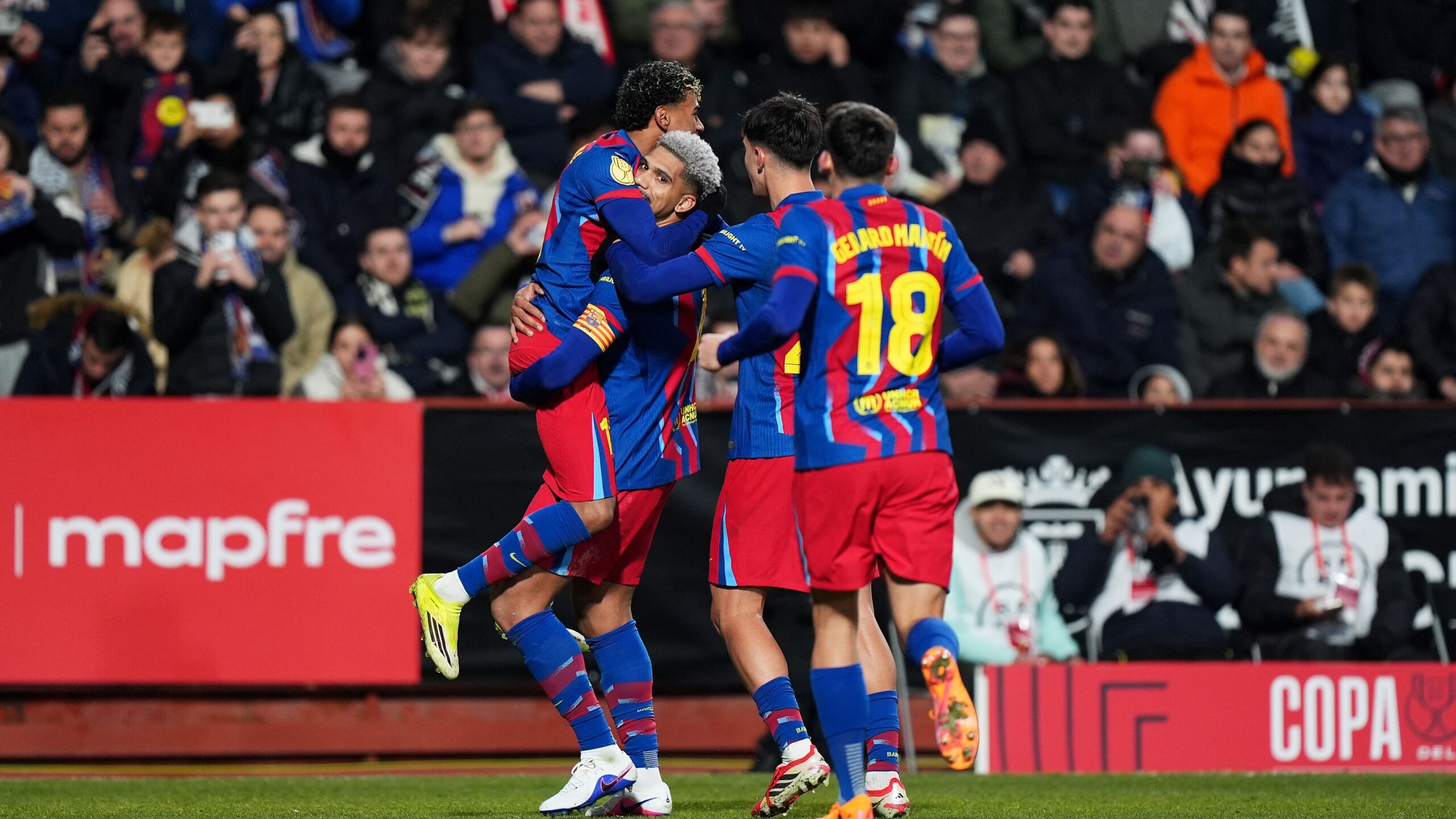 برشلونة يباشر محادثات توحيد بعد 14 شهرًا من التوتر مع جماهيره