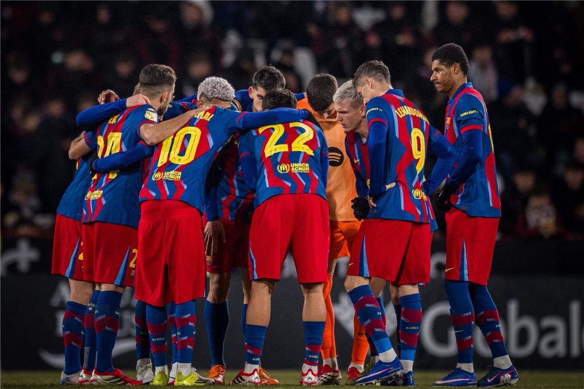 برشلونة يخطط لضم مدافع من الدوري الإنجليزي لتعويض رحيل ميسي