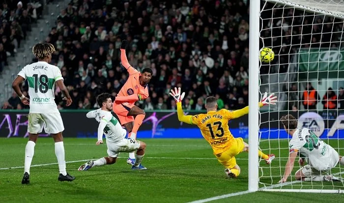 برشلونة يعبر إلتشي بثلاثية ويعزز تصدره لجدول الدوري الإسباني