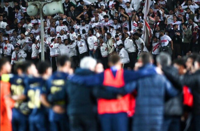 جماهير الزمالك تحتفل مع اللاعبين بعد الفوز على المصري في الكونفدرالية