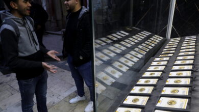 حكايات من طوابير شراء الذهب تروي قصصا وحكايات تلامس وجدان المواطنين في زمن الأزمات