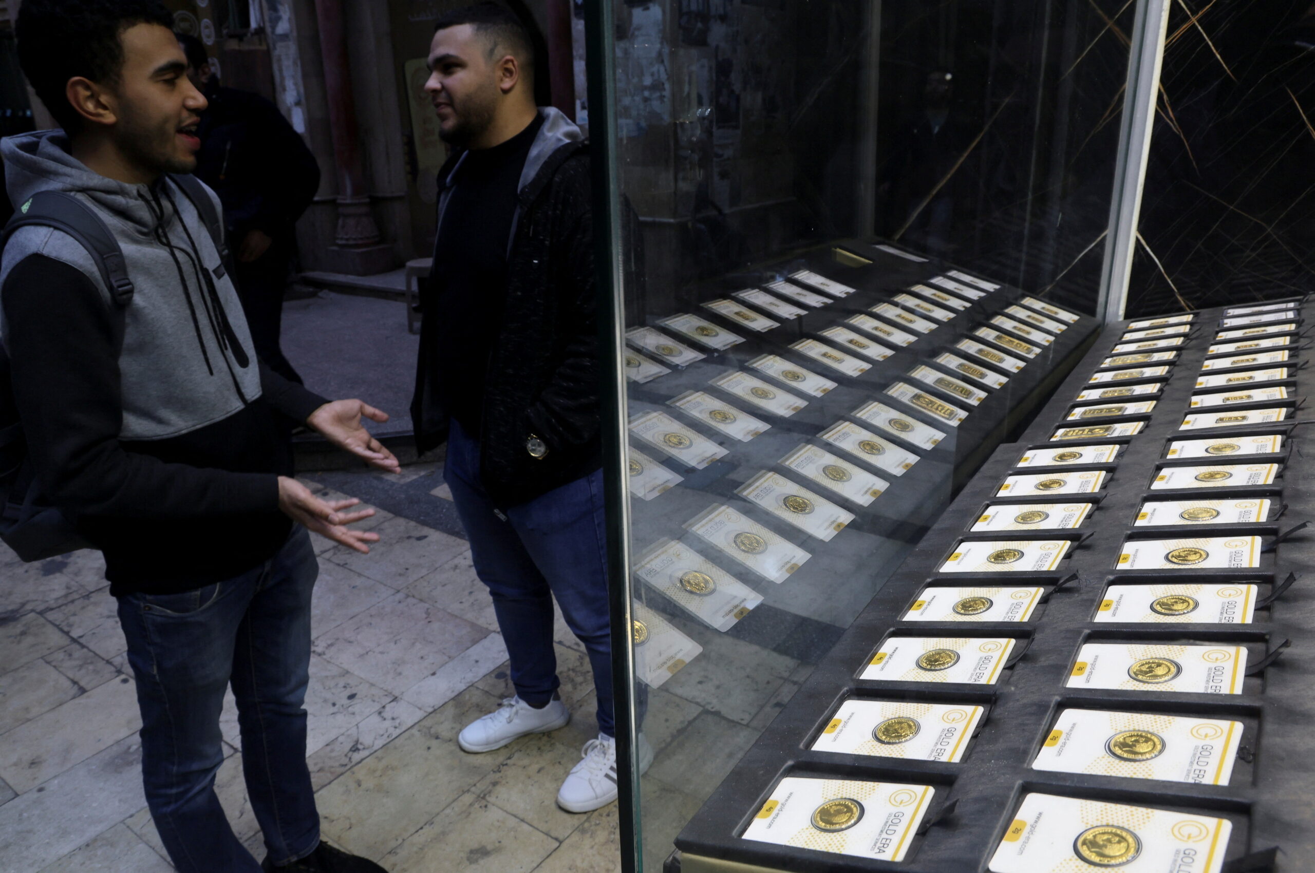 حكايات من طوابير شراء الذهب تروي قصصا وحكايات تلامس وجدان المواطنين في زمن الأزمات