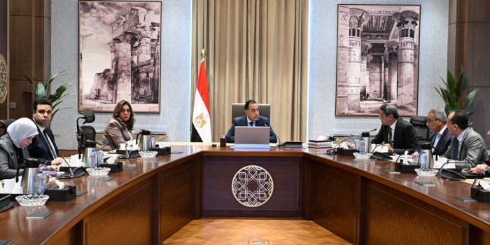 رئيس الوزراء يتابع بشكل مباشر تقدم تنفيذ المشاريع التنموية والخدمية في محافظة السويس