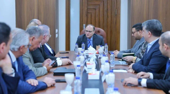 رئيس هيئة الدواء يعقد اجتماعًا لمناقشة آليات تجديد الاشتراطات الفنية للمصانع وتحديثها لضمان الجودة