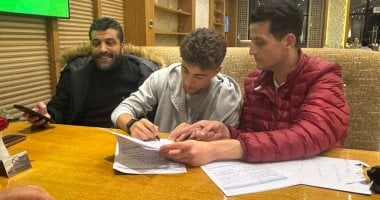 شاهد لحظة توقيع عودة الفاخوري إلى صفوف بيراميدز مع صور التوقيع