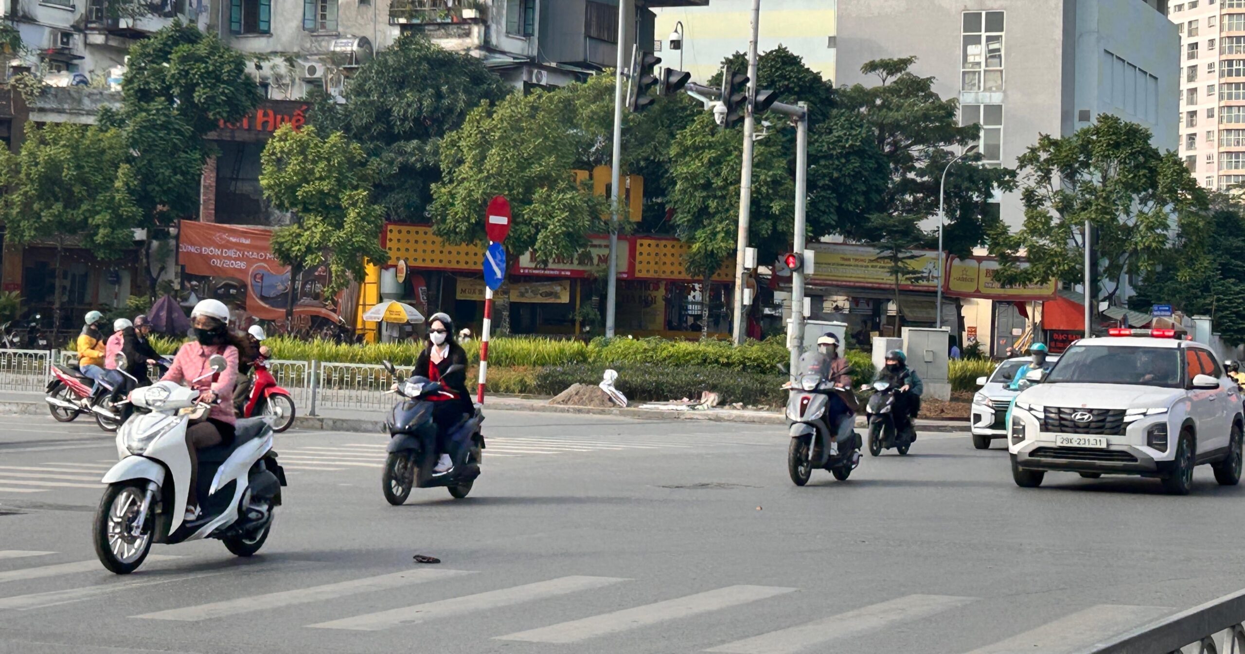 شمال فيتنام يشهد أمطاراً متفرقة وشمساً ساطعة بعد الظهر