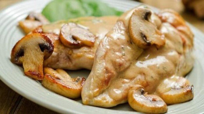 طريقة تحضير الدجاج بالكريمة والمشروم بخطوات سهلة وواضحة لوجبة شهية مليئة بالنكهات