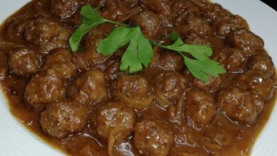 طريقة سهلة وسريعة لتحضير كفتة بالبصل المكرمل بأسلوب شهي وجذاب