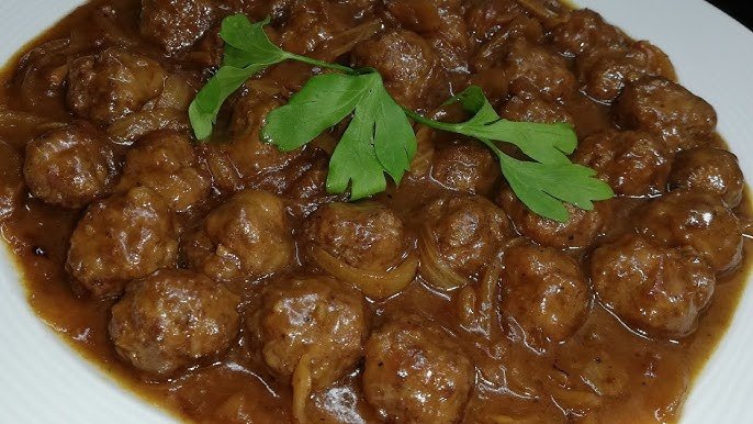 طريقة سهلة وسريعة لتحضير كفتة بالبصل المكرمل بأسلوب شهي وجذاب