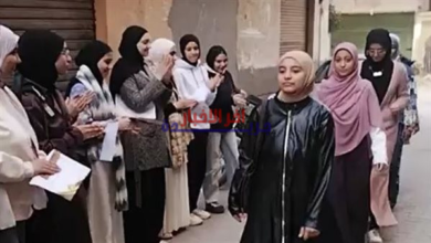 طلاب الإعدادية في منوفية ينظمون ممر شرفي احتفالي لمعلمهم خلال خروجه من الشارع بعد إعلان نتائج الثانوية