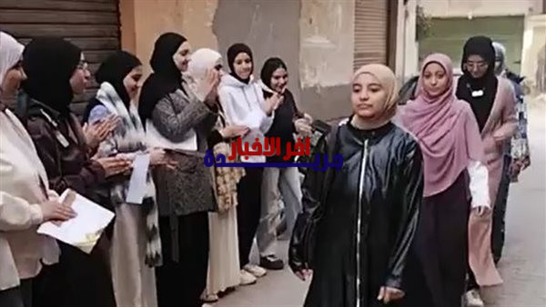 طلاب الإعدادية في منوفية ينظمون ممر شرفي احتفالي لمعلمهم خلال خروجه من الشارع بعد إعلان نتائج الثانوية