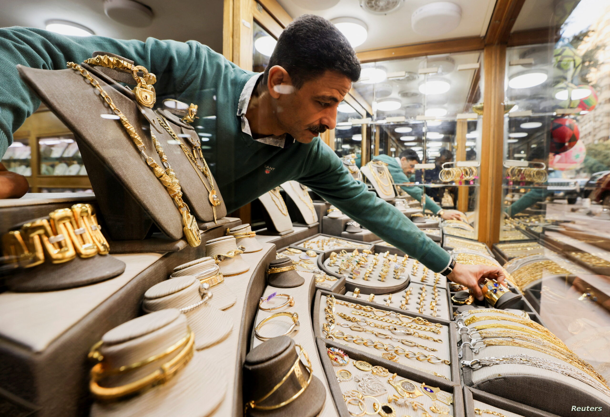 عروض الذهب خلال التعاملات المسائية.. عيار 21 يتراجع 40 جنيهًا وسط توقعات باستقرار الأسعار**