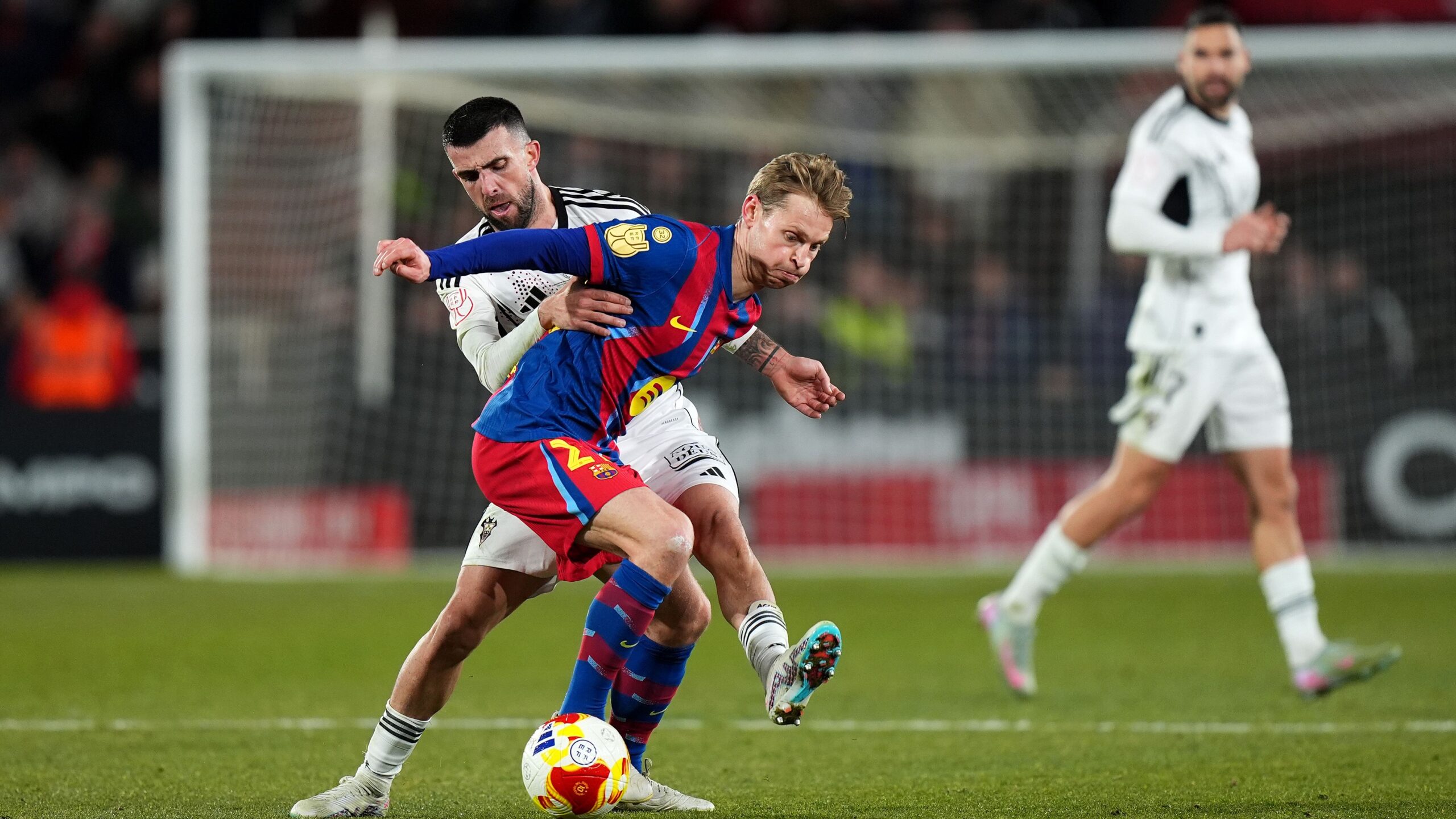 غياب بيدري لا يعوق أهداف دي يونج في حل أزمة برشلونة