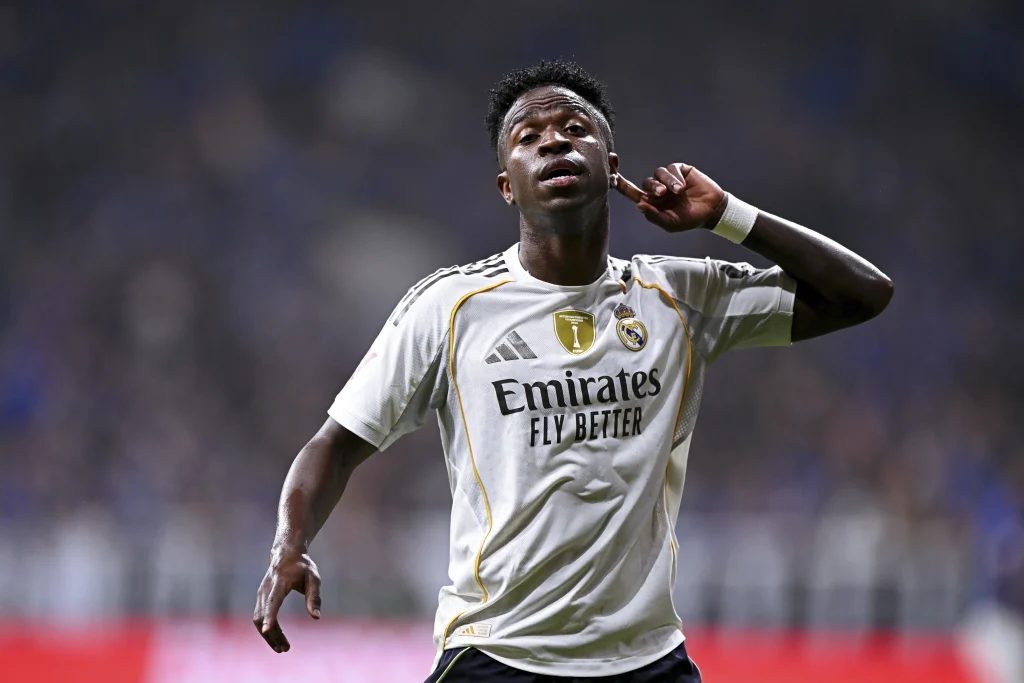 فينيسيوس يرسل هدية مميزة إلى مسؤول في نادي خارج ريال مدريد ليعكس علاقته القوية ويثير اهتمام الجماهير