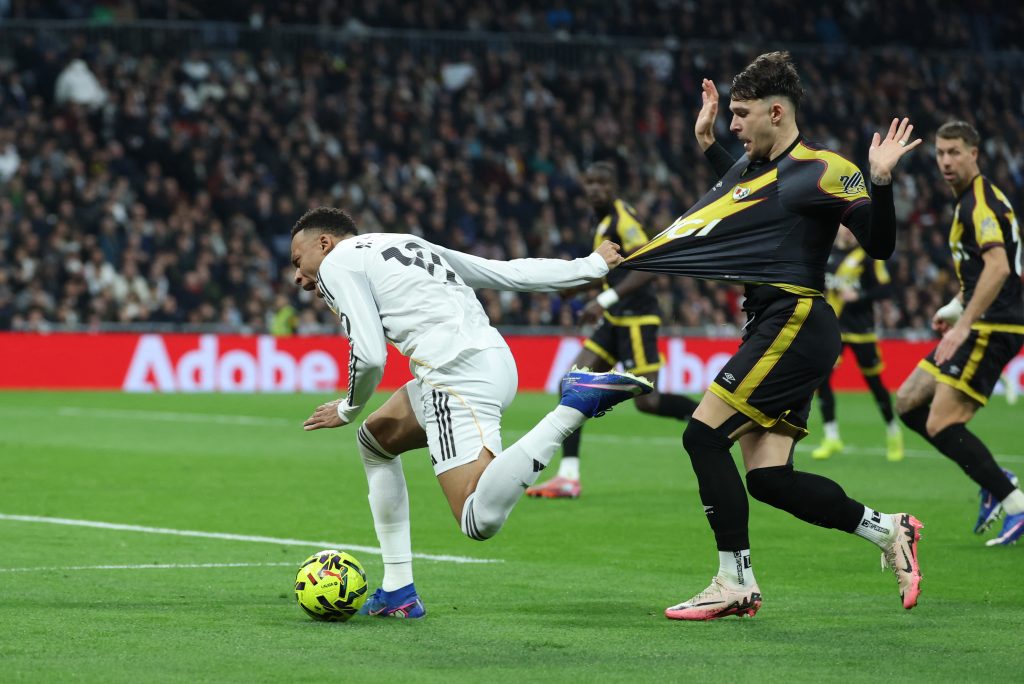كارثة حمراء تضع ريال مدريد في وضع حرج بعد هزيمته أمام رايو فاليكانو في الدوري الإسباني