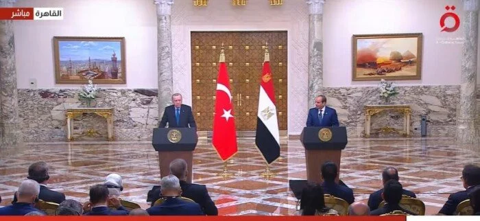 لقاء السيسي وأردوغان يحمل رسائل مصرية وتركية واضحة تجاه أزمات الإقليم