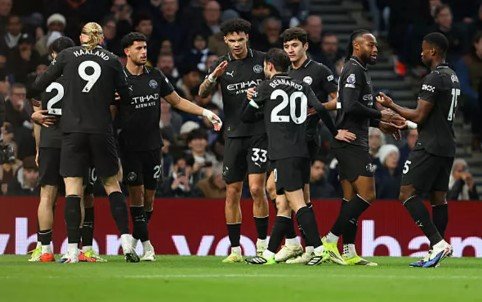 مانشستر سيتي يتقدم بثنائية نظيفة أمام توتنهام في الشوط الأول من الدوري الإنجليزي الممتاز – فيديو يظهر السيطرة القوية للفريق في بداية اللقاء