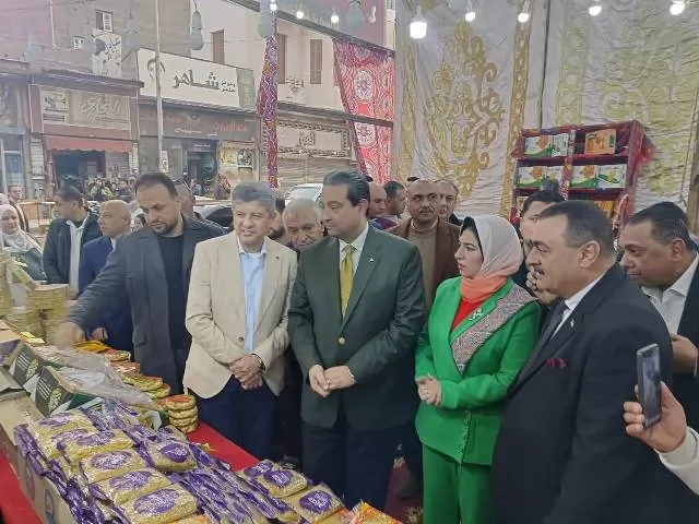 محافظ دمياط يفتتح معرض أهلاً رمضان في عاصمة المحافظة لتعزيز الأنشطة التجارية والتراثية