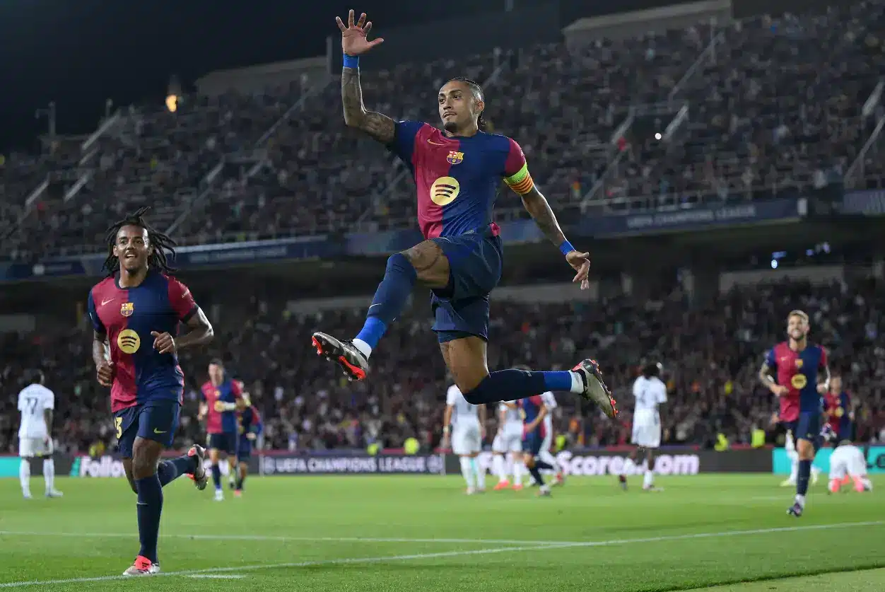 مخاوف من إصابة رافينيا وكوندي بعد استبدالهما خلال مباراة إلتشي