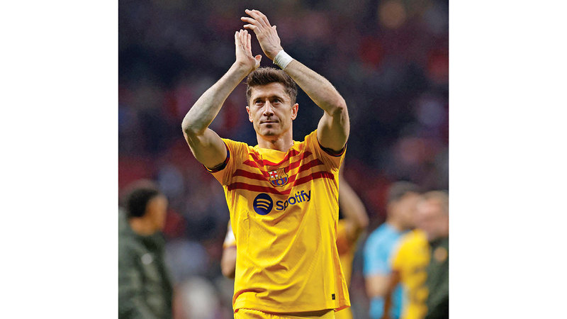 مستقبل ليفاندوفسكي مع برشلونة يتحدد في أبريل