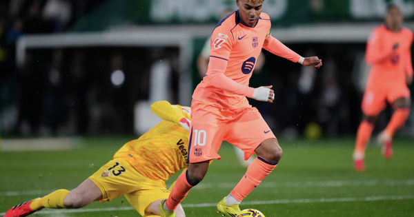 ميسي يقود برشلونة إلى انتصار كاسح على إلتشي ويؤكد مكانته كداعب الأمل في المنافسة على اللقب