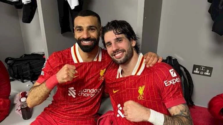 نجم ليفربول يورّط الإدارة بطريقة تشبه صلاح